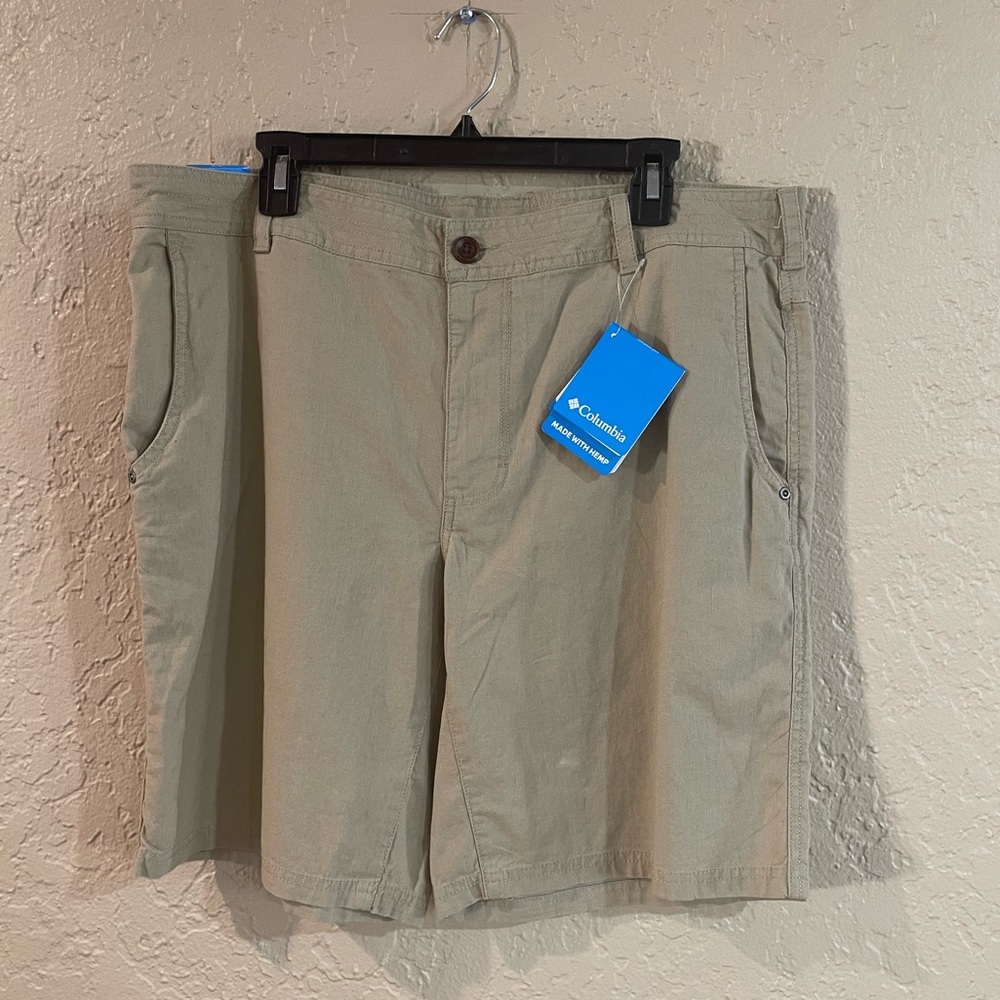 NEW Columbia Shorts Size 40 with 10 inseam, Tan